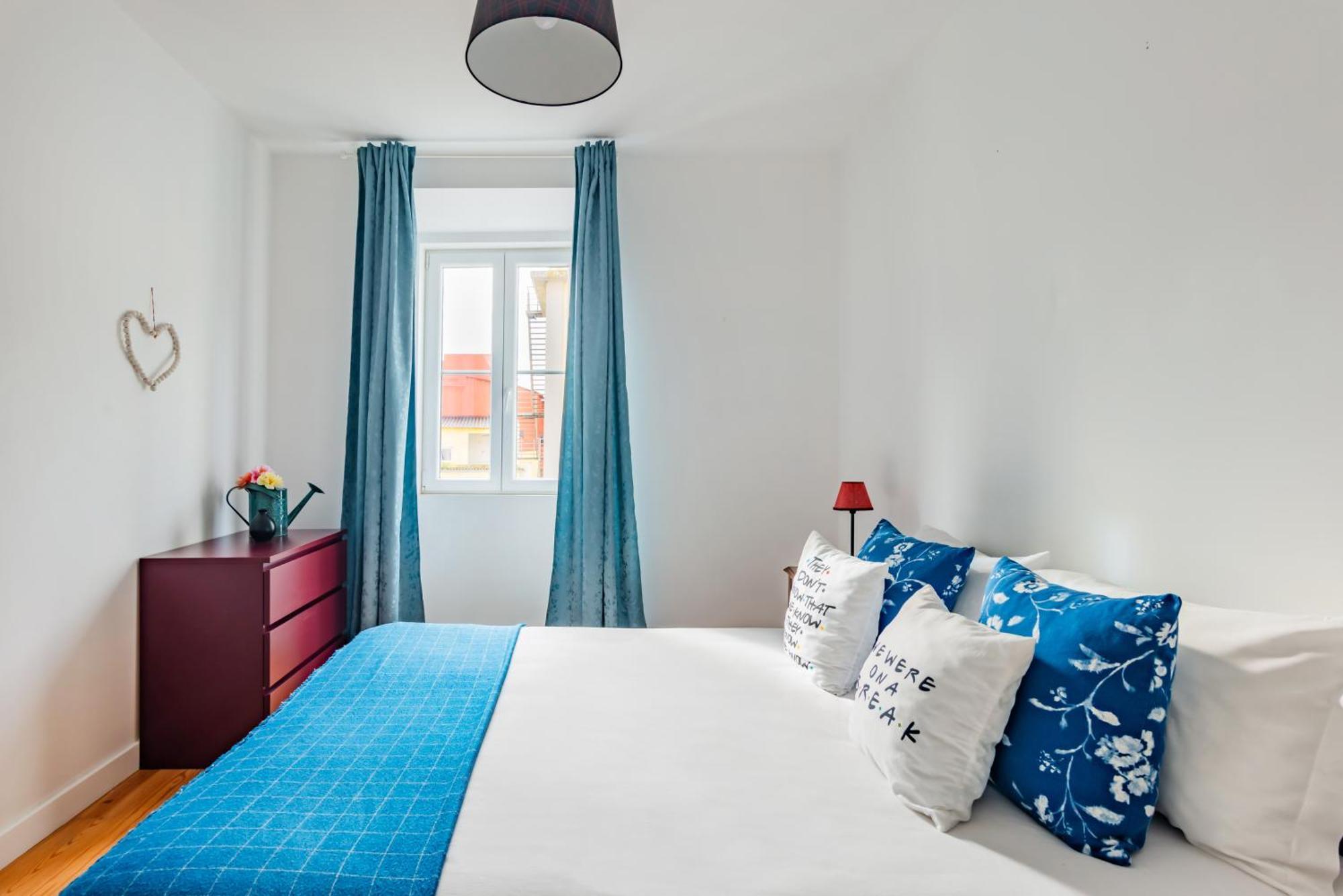 Monica'S Place A Friends' Inspired Apartment Лиссабон Экстерьер фото